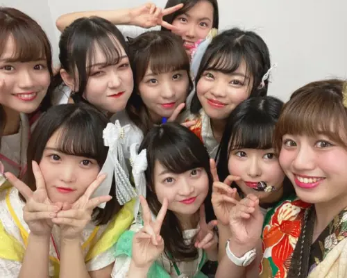 活動の合間に笑顔で集まるアイドルメンバー