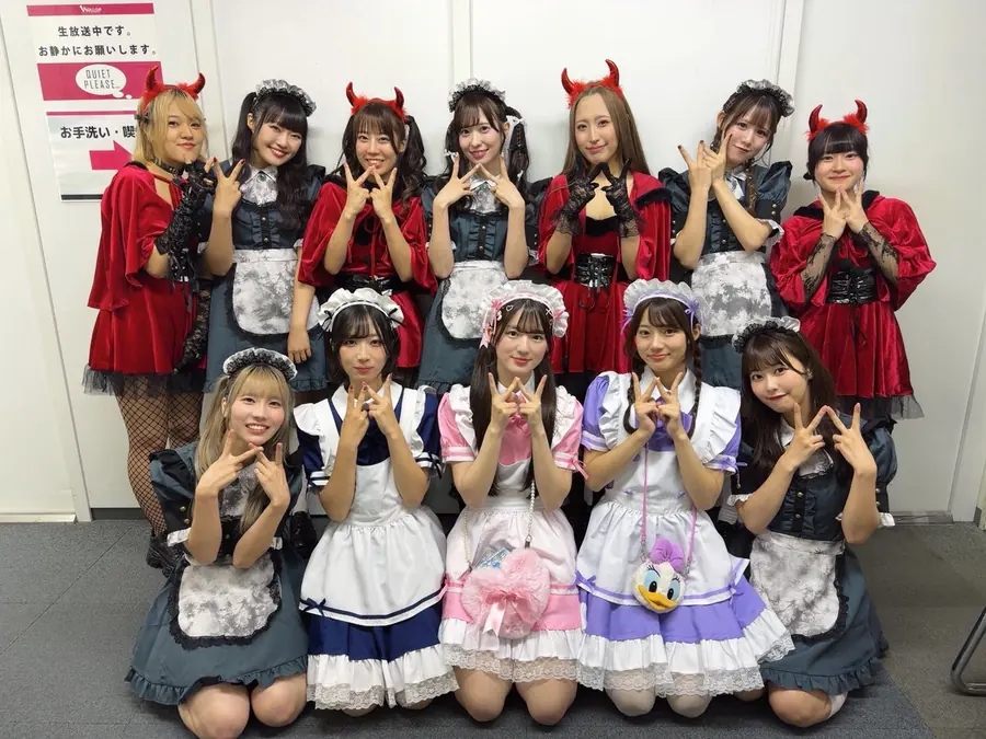 衣装を着て集合するアイドルメンバー