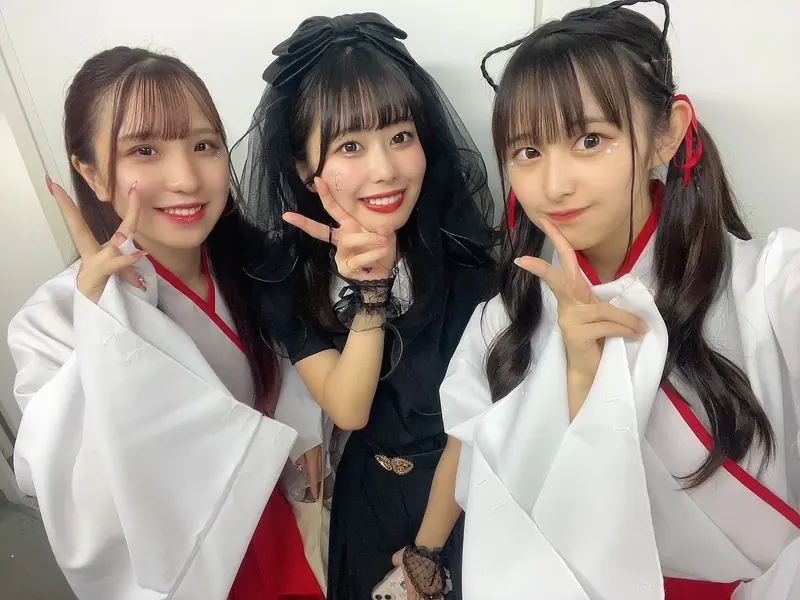 衣装姿で撮影するアイドルメンバー