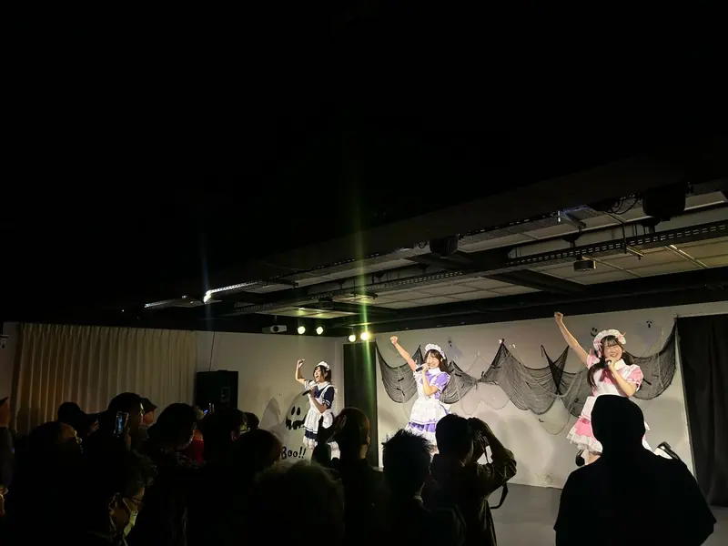 ステージでライブをするwieeeメンバー