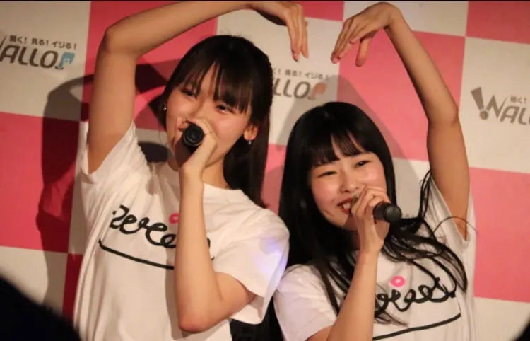 番組でマイクを持つアイドルメンバー